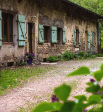 Gîte de groupe (21 personnes) 1 gîte / 1 chambre d’hôtes / 4 petites maisons 2 épis