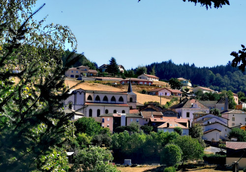 St Igny de Vers, jolie commune rurale, est un havre de paix où il fait bon vivre.